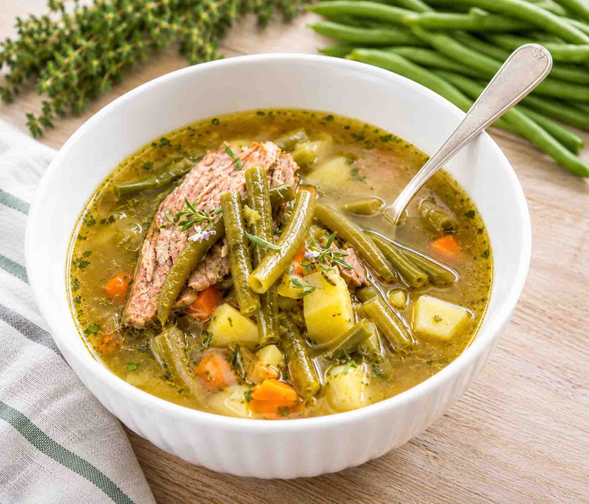 westfälische grüne Bohnensuppe mit Rindfleisch und Kartoffeln