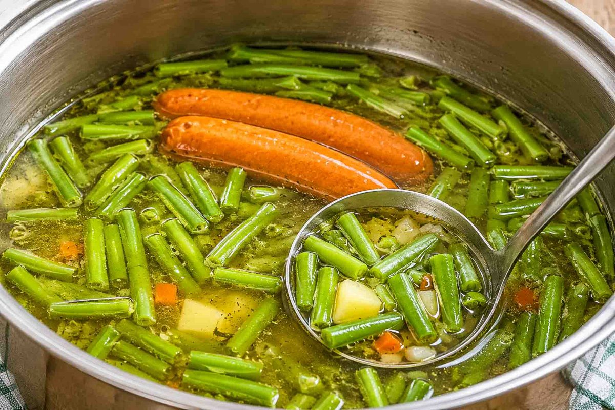 Omas grüne Bohnensuppe mit Rindfleisch und Mettwurst 