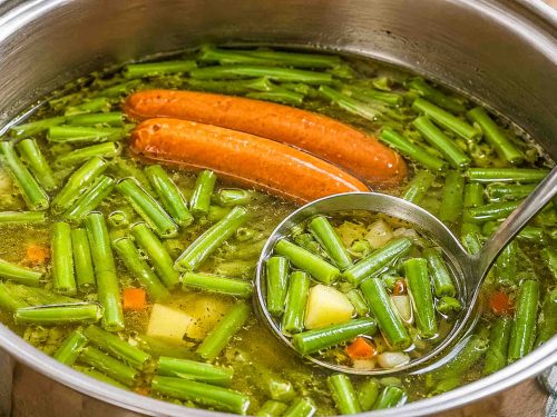 Omas grüne Bohnensuppe mit Rindfleisch und Mettwurst