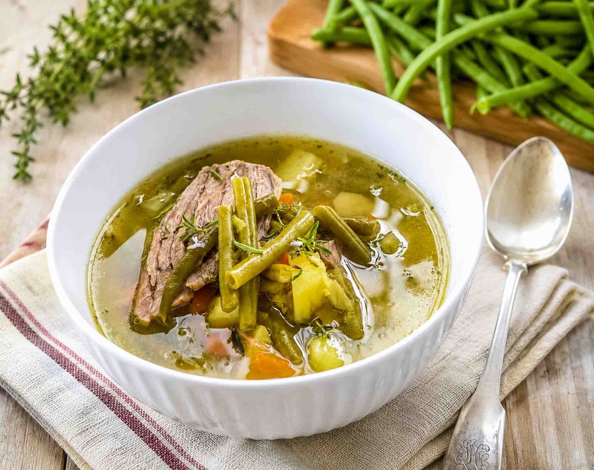 Omas Bohnensuppe mit Rindfleisch und Kartoffeln 