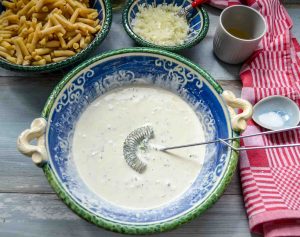 Salatdressing mit Sahne, Essig, Öl und Zwiebeln