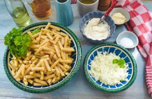 Zutaten Bohnensalat, gelbe Wachsbohnen, Zwiebel, Schmand, Sahne, Essig, Öl, Mayonnaise, Salz, Pfeffer und Petersilie