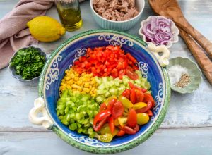 Thunfisch Salat Zutaten Paprika, Gurke, Tomaten, kleingeschnitten und Mais
