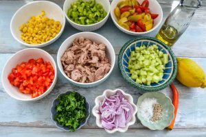 Salat Zutaten Thunfisch, Paprika, Gurke, Tomaten, Zitrone, Olivenöl, Petersilie, Mais