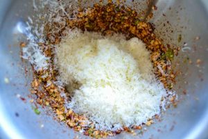 Walnüsse, Parmesan und Ricotta im Mixer zerkleinern