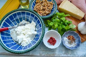 Zutaten Pesto, Walnüsse, Ricotta, Knoblauch, Parmesan, Salz, Pfeffer und Basilikum