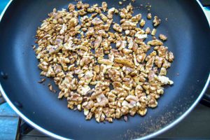 Walnüsse ohne Fett rösten