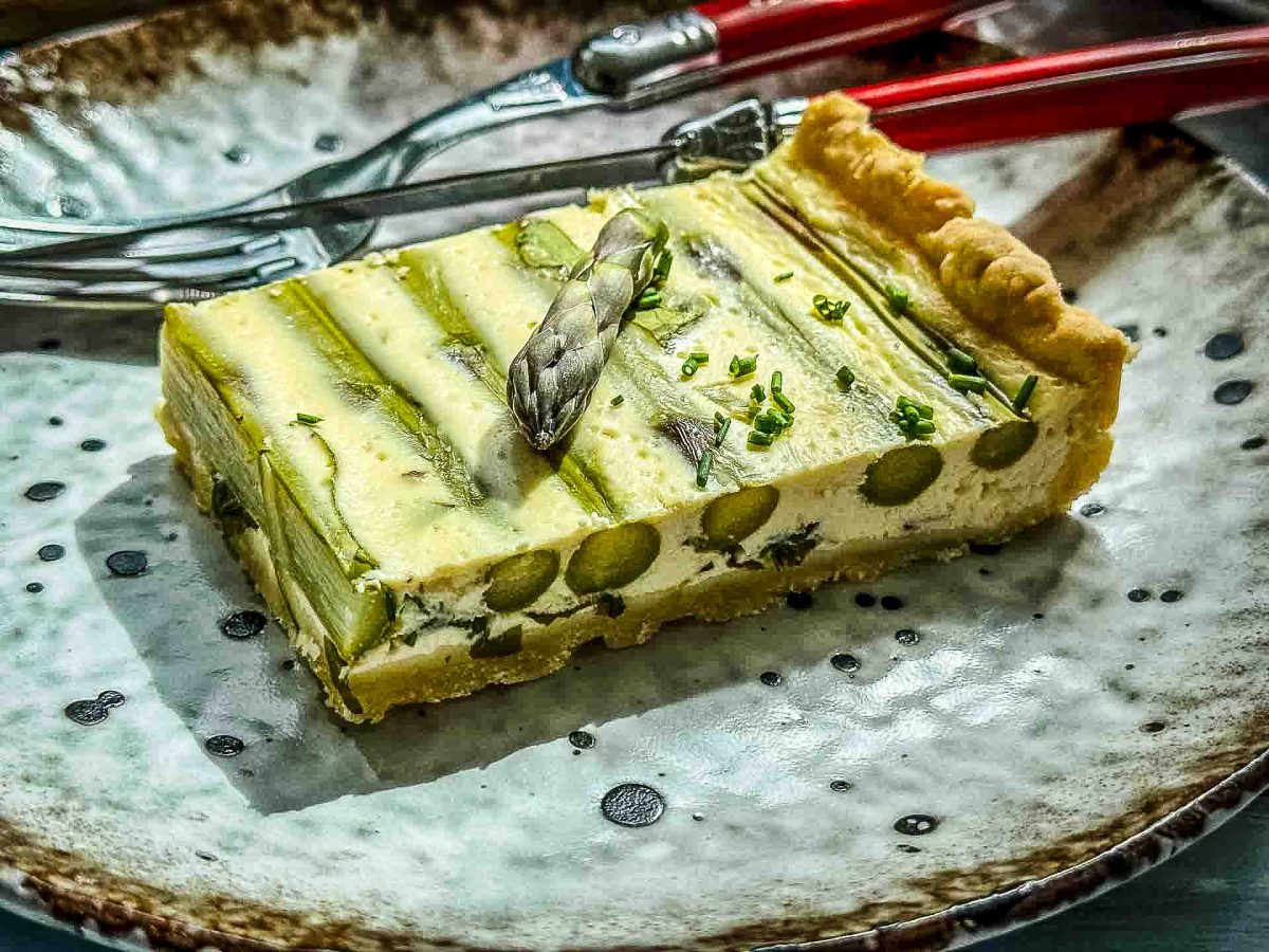 Spargelquiche mit grünem Spargel und Bärlauch