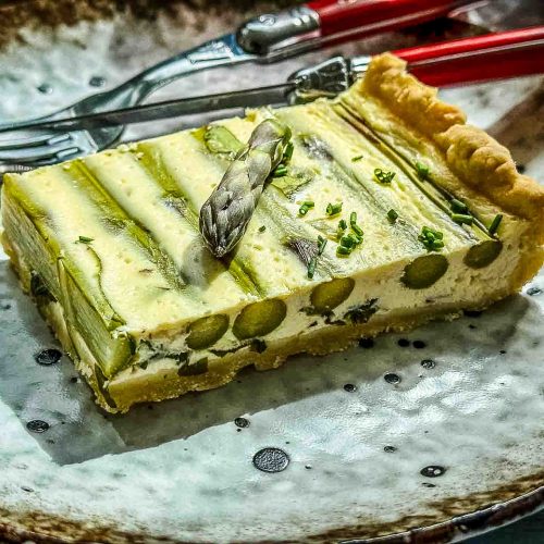 Spargelquiche mit grünem Spargel und Bärlauch