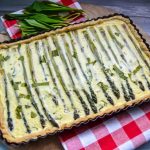 französische Spargelquiche mit Schinken und Bärlauch