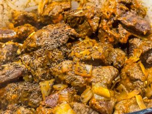 Gulasch mit Zwiebeln braten