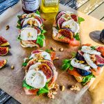 Original Bruschetta mit Schinken, Feigen und Ziegenkäse