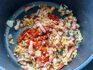 Speck und Zwiebel braten