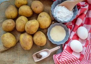 Kartoffelknödel Zutaten Kartoffeln, Eier, Mehl, Grieß, Salz, Muskat