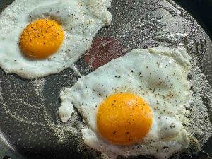 Spiegelei braten