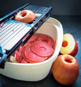 Äpfel in Scheiben schneiden