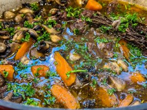 Rindfleisch in Rotwein Sauce mit Möhren und Champignons