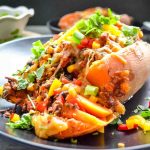 Mit Hackfleisch gefüllte Süßkartoffel im Ofen gegart