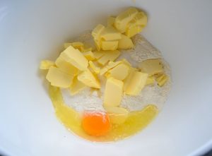 Mehl, Ei, Butter, Salz für Mürbeteig