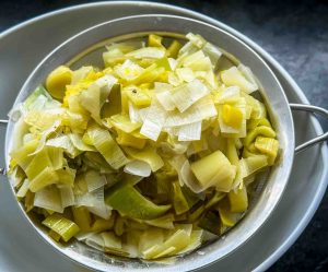 Porree im Sieb abtropfen lassen