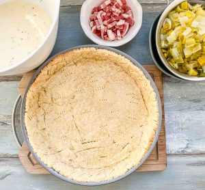 blind gebackener Quicheboden, Speck und Lauchgemüse