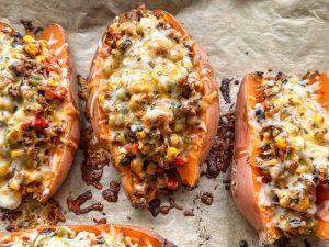 gefüllte Backkartoffel mit Hackfleisch und Käse