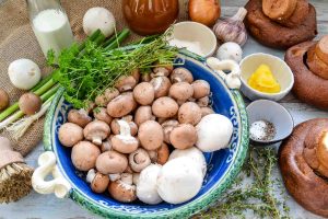 Zutaten Champignons, Zwiebel, Sahne, Brühe, Thymian, Petersilie und Knoblauch
