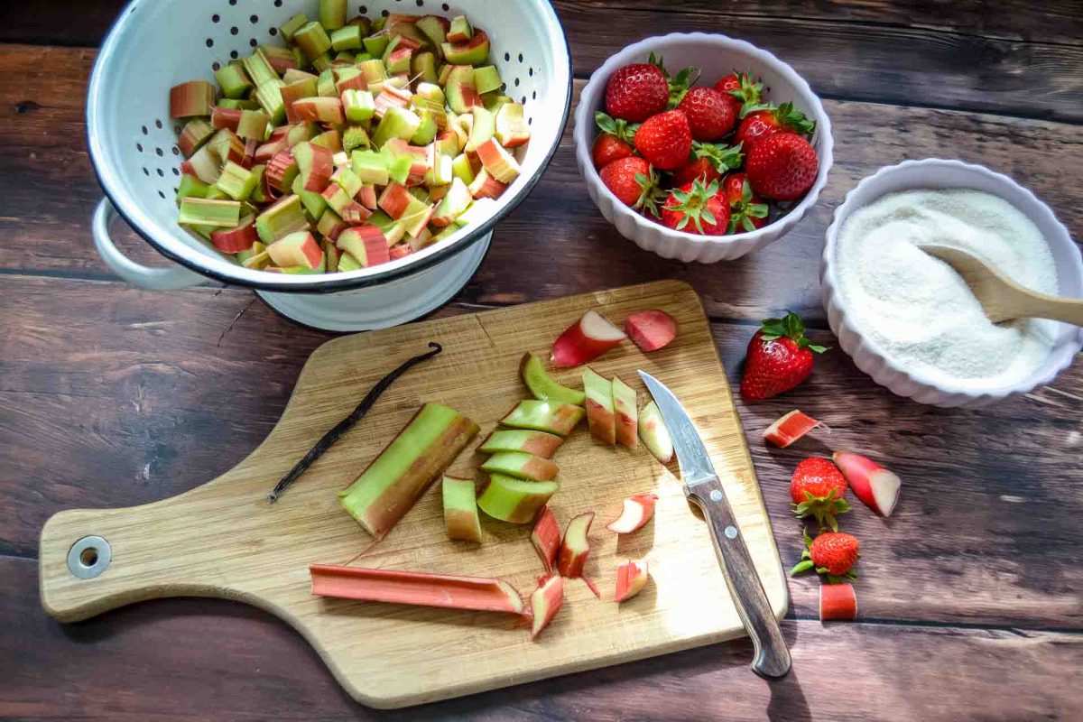 Rhababer für die Marmelade in Stückchen schneiden