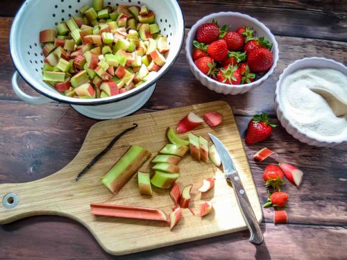 Rhababer für die Marmelade in Stückchen schneiden