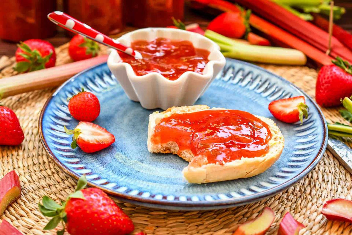 Omas Rhabarber Marmelade Rezept mit Vanille und Erdbeeren 