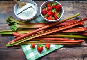 Zutaten Rhabarber Marmelade, Rhabarber, Erdbeeren, Vanilleschote und Gelierzucker