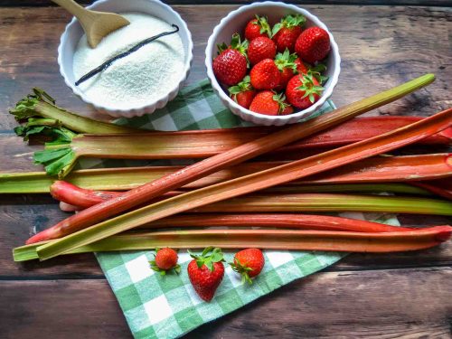 Zutaten Rhabarber Marmelade, Rhabarber, Erdbeeren, Vanilleschote und Gelierzucker