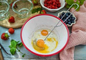 Speisestärke mit Milch und Eigelb verrühren