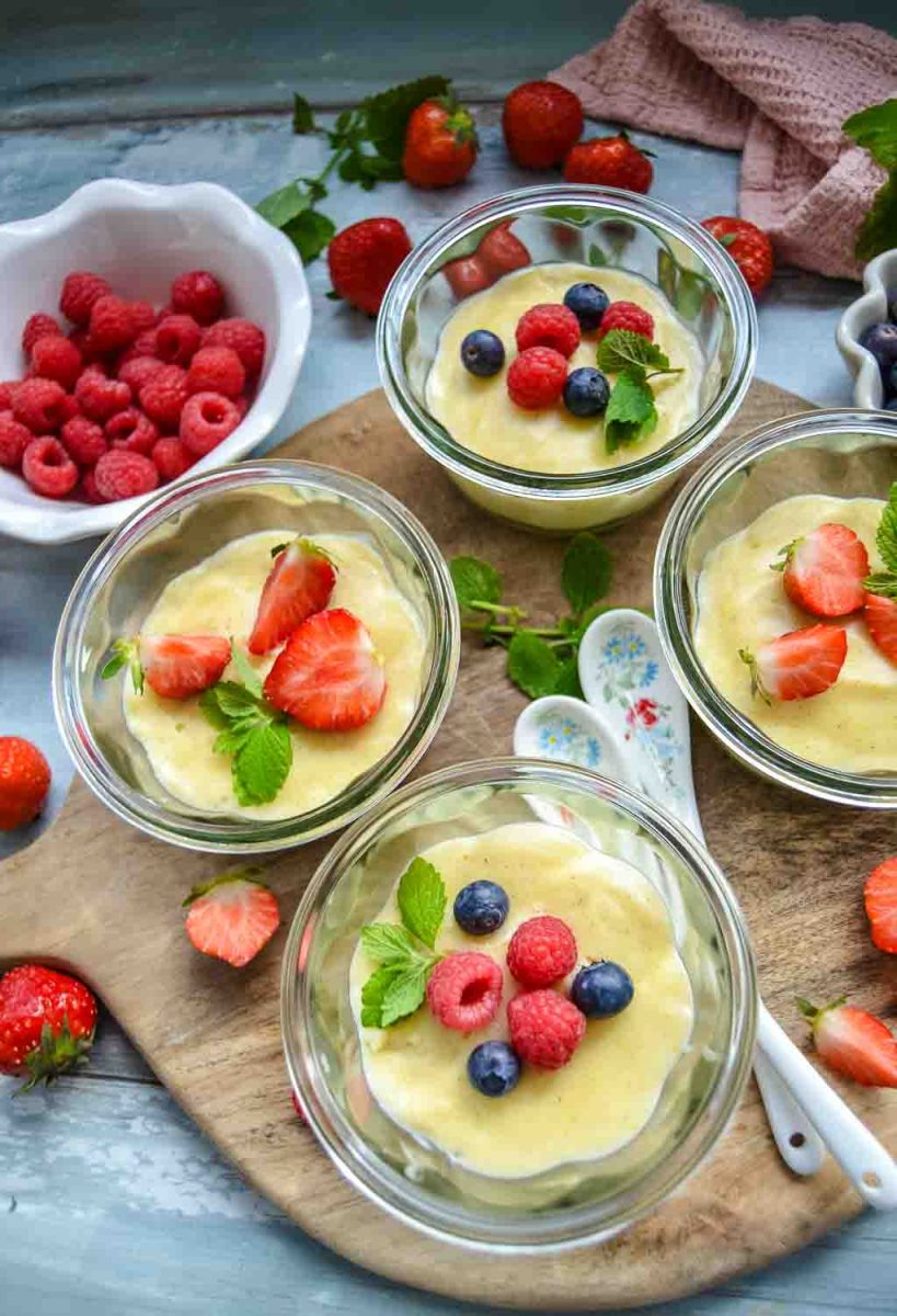 Vanillepudding im Glas mit Beeren – Omas selbst gekochter Pudding