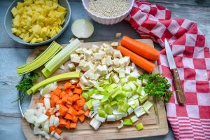 Suppengemüse, Möhre, Sellerie, Lauch und Petersilie für Suppe mit Graupen