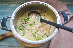 Omas klassisches Hühnerfrikassee mit Pilzen und Spargel