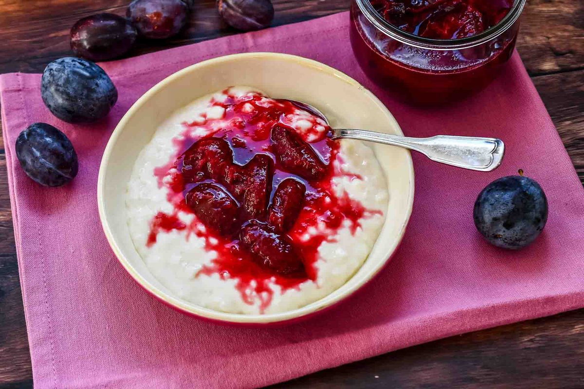 Omas Milchreis mit Pflaumenkompott