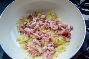 Zwiebeln und Speck braten