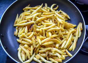 Schupfnudeln goldbraun braten