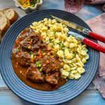 Ungarisches Gulasch mit Paprika und Knöpfle