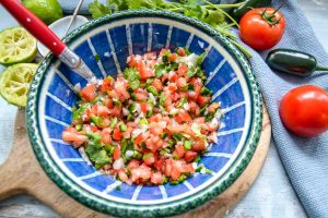 Bestes Pico de gallo Rezept mit Tomate, Zwiebel, Limette, Koriander