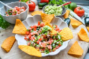 Salsa fresca mit Tomate, cilantro, lemon