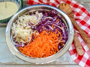 Weißkohl. Rotkohl und Karotten raspeln