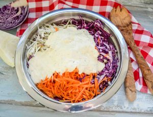 amerikanischer Krautsalat mit Mayonnaisen Dressing