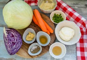 Zutaten amerikanischer Krautsalat, mit Rotkohl und Karotte