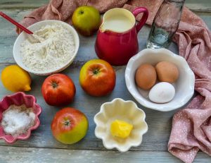 Zutaten für Pfannkuchenteig, Mehl, Zucker, Eier, Äpfel,