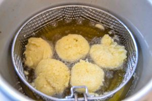 Krapfen in Öl frittieren