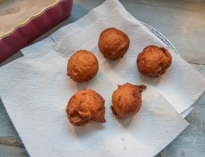 Fettgebäck abtropfen lassen