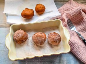 Quarkbällchen in Zucker wälzen