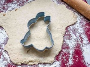 Quarkhasen aus dem Teig ausstechen